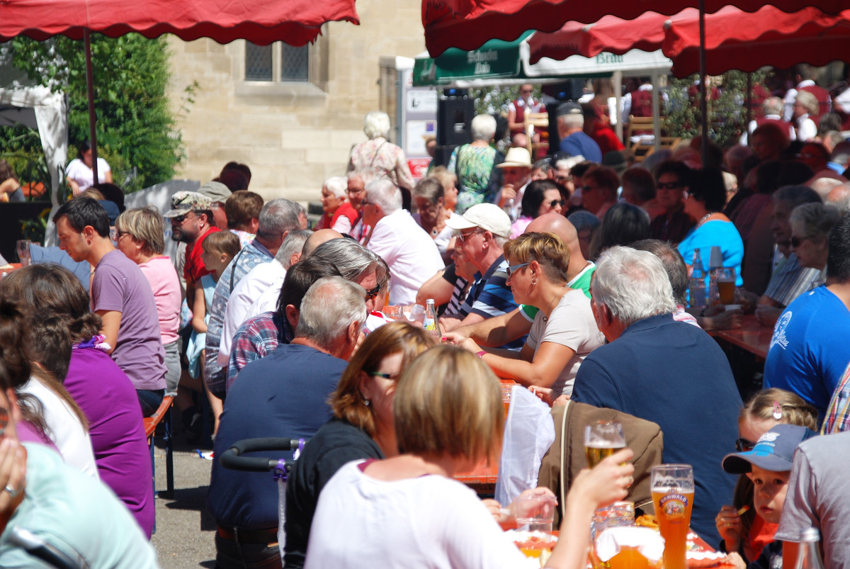 Dorffest im historischen Mönchhof